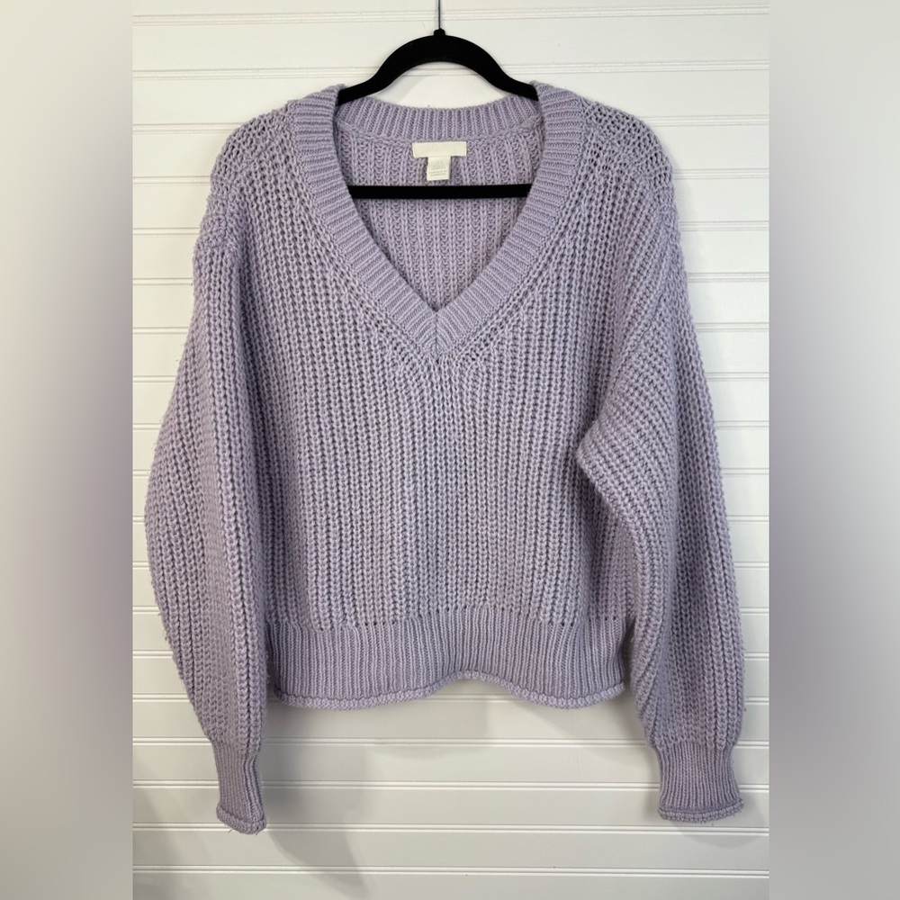 H&M women’s light purple chunky knit oversized vneck sweater. Size M